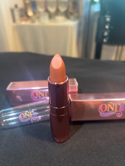 Oñi’s lipstick